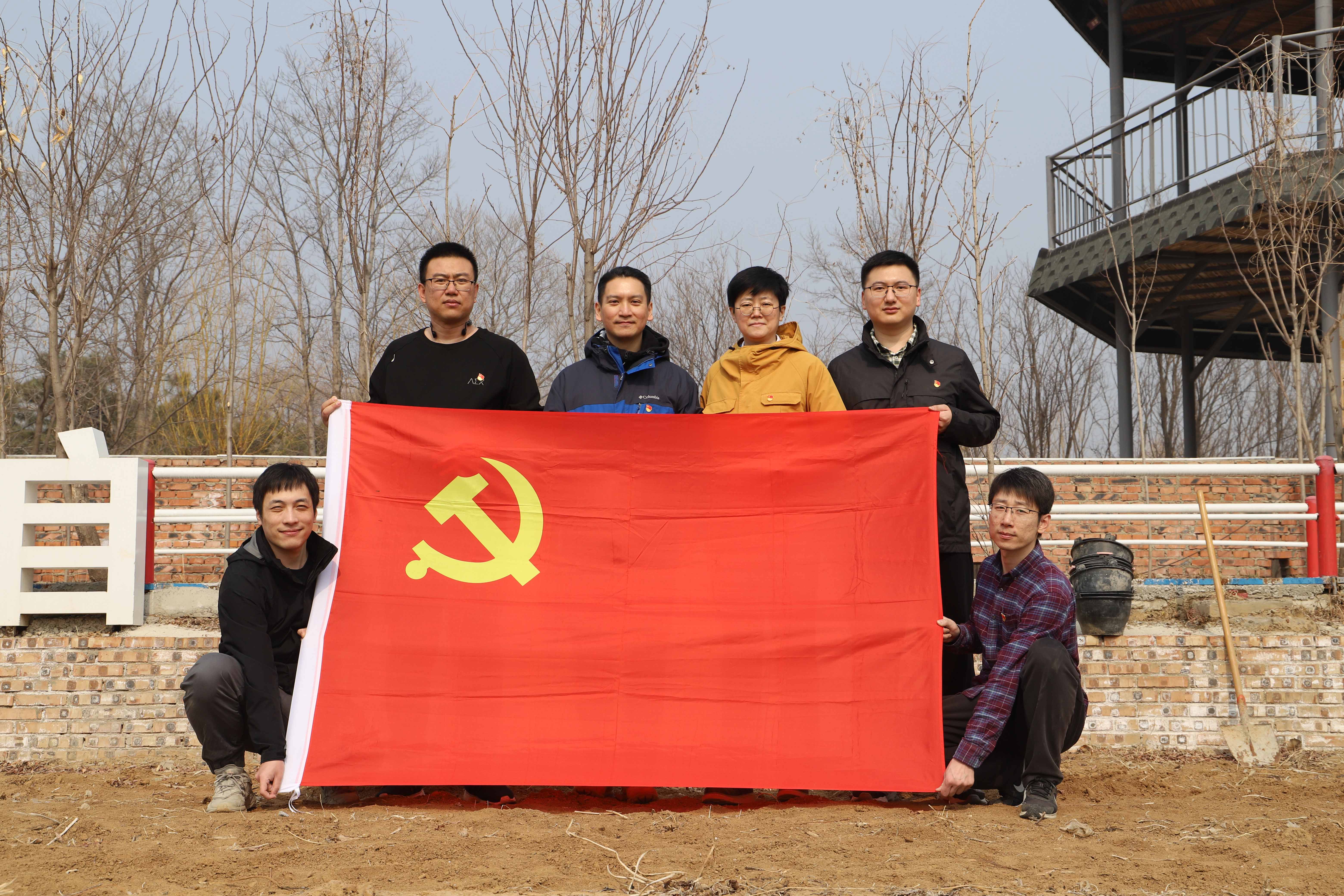 山重租赁党支部开展“为身边增加一抹绿”义务植树主题党日活动(2).jpg 山重租赁党支部开展“为身边增加一抹绿”义务植树主题党日活动(2).jpg